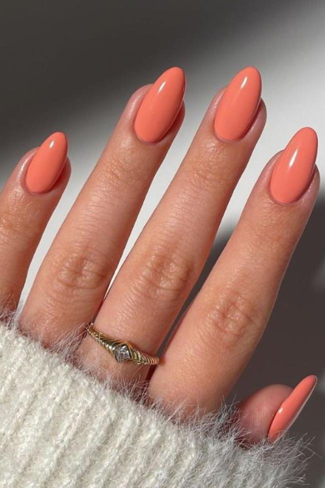 Manicura de coral para el verano